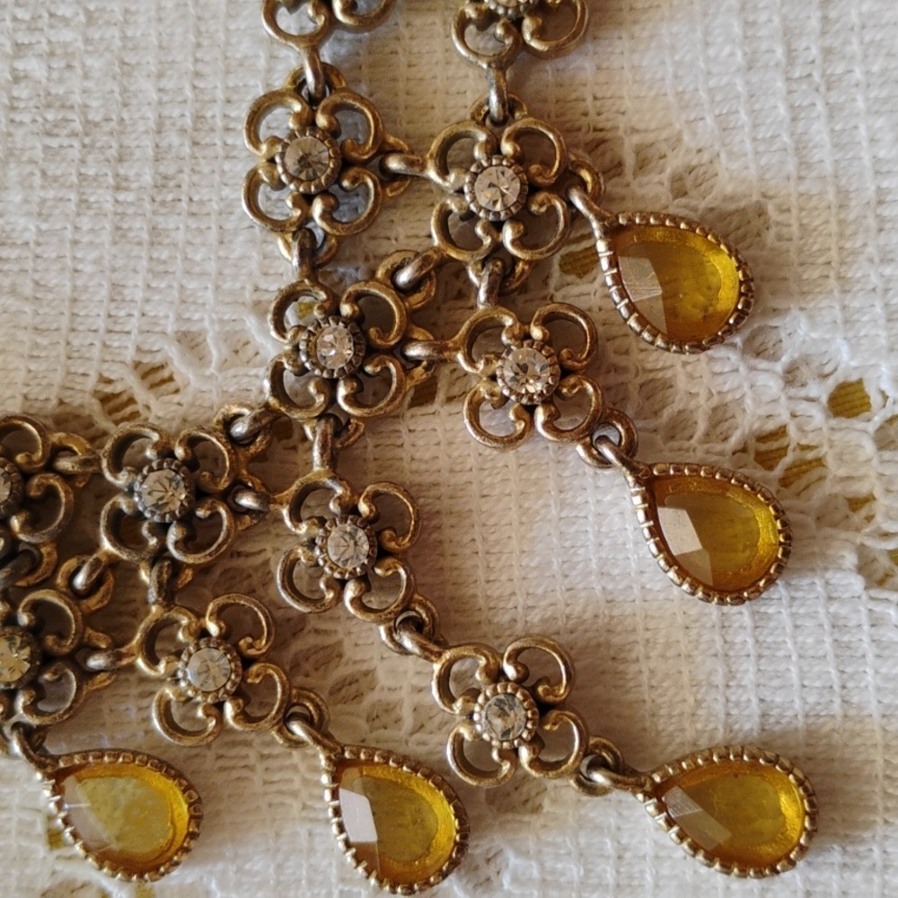 VTG Necklace with brass like flowers and Amber like teardrop Glass Beads